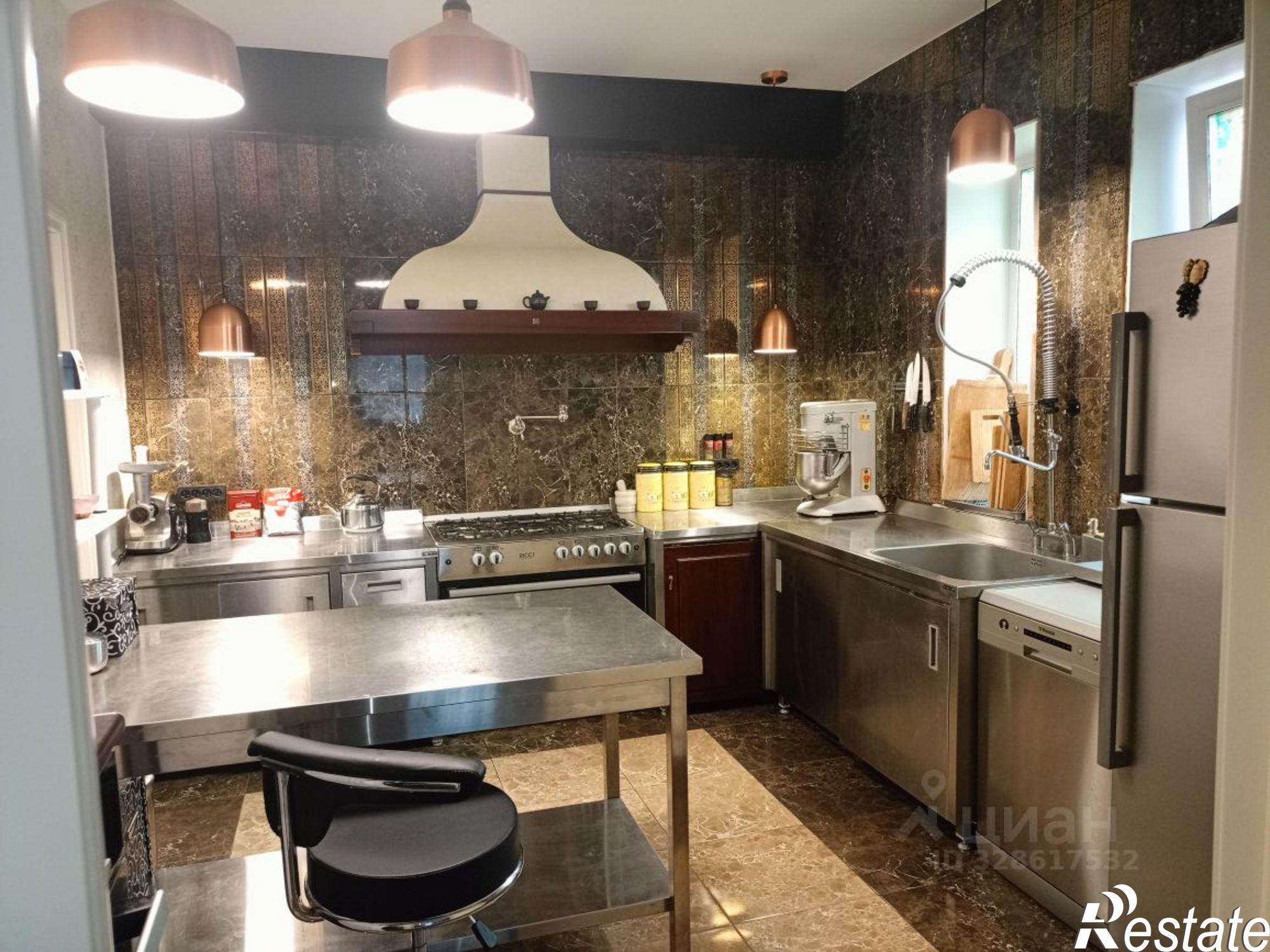 Купить дачу, дом, коттедж за 28 000 000 рублей на пл Ленина, 7А